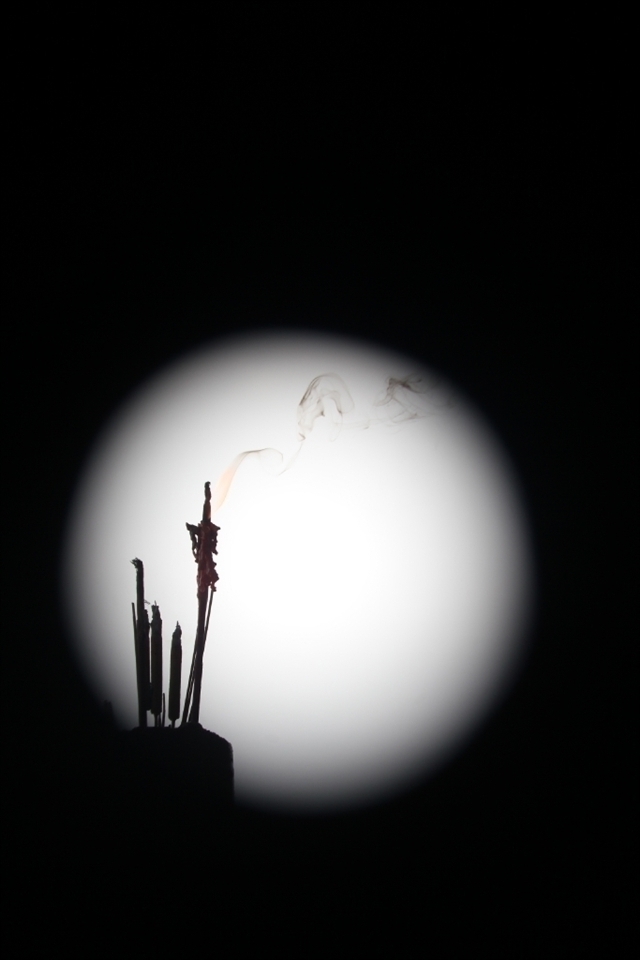 candles and sandals are something indispensable in the ceremony