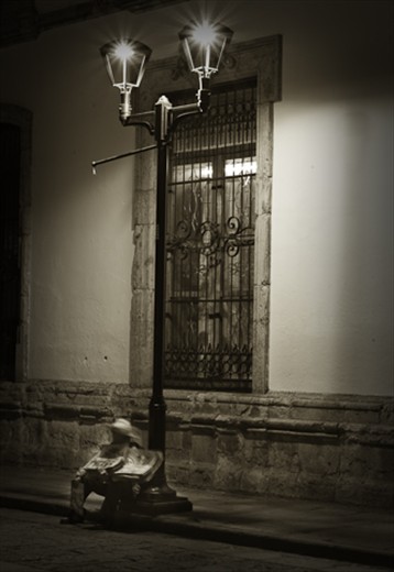 Street vendor under the lamplight