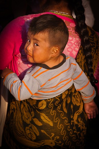 Mothers with their babies selling the textiles in the zocalos