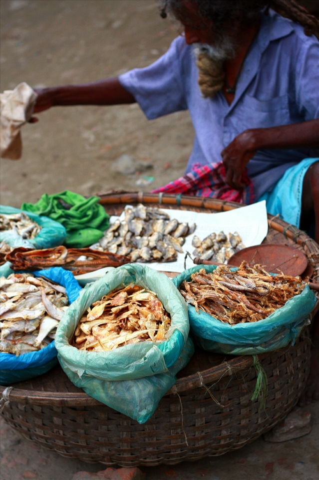 Magna rvr./ Bangladesh/ though salted, it is by the river, and so its fresh.