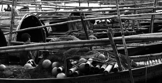 Magna rvr./ Bangladesh/ checking appliances after the hunt, before the dawn