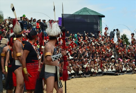 Semas just before leaving for a tribal war