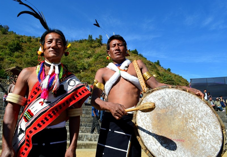 Two Zeilang elders summon their ancestors with their beats