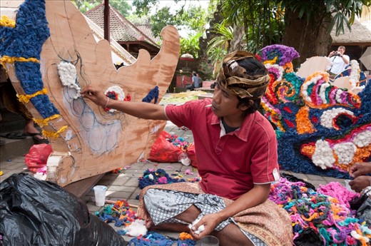 As religion becomes part of their daily lives, the Balinese often spend time preparing for ceremonial prayers. The dragon head props made here were used for the royal cremation ceremony, which would later be burnt by the end of the ceremony.