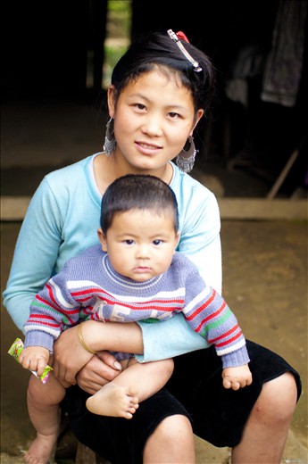 Meet My, a 17-year-old girl, with her… second son. In Vietnam, it is illegal for women to get married before 18. But in rural areas like Sapa, each tribe follows their own rule and the government basically has no way to interfere. 