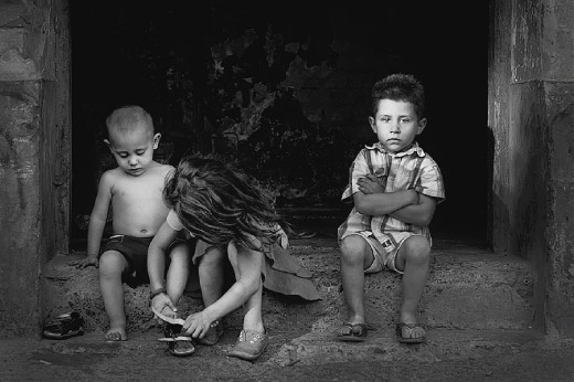 The Little Prince lives in a “luxury” palace and his brothers give him all protection and affection he needs in order to grow beautifully. The older sister is responsible for his meals and clothes and the older brother is in charge of his safety and education.