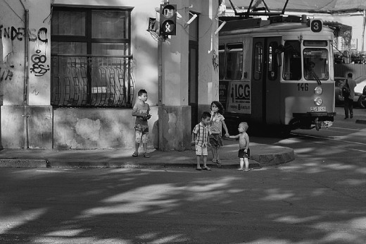 After finding him, is the time for a life lesson. The brothers explains him that he should not go alone on the dangerous streets and that all the family should stay together.