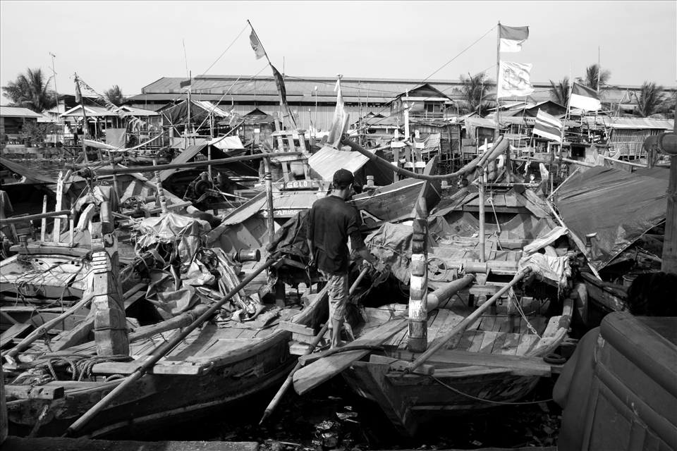 A description of coastal density in Jakarta that can not be separated from the word poverty. The small fishing village at Cilincing is only an example from pockets of poverty in coastal Jakarta and Indonesia. Fisherman in this place was just a small fisherman and never be the owner from the boat. They will never win of wholesaler and financiers. 
