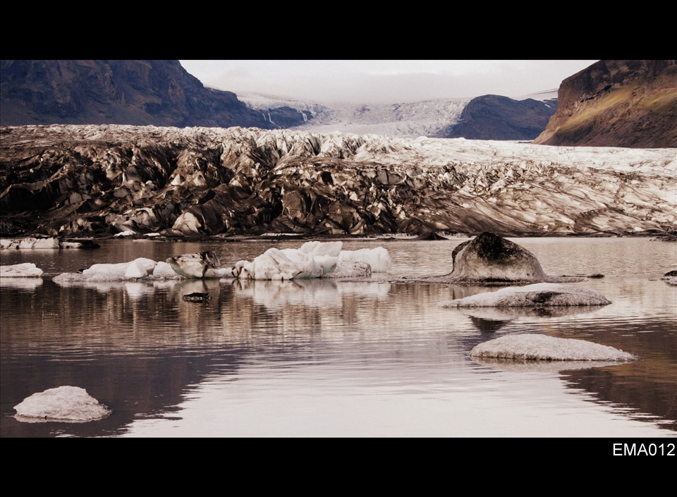 The strength of the Icelandic glaciers that open their way between the volcanic rocks