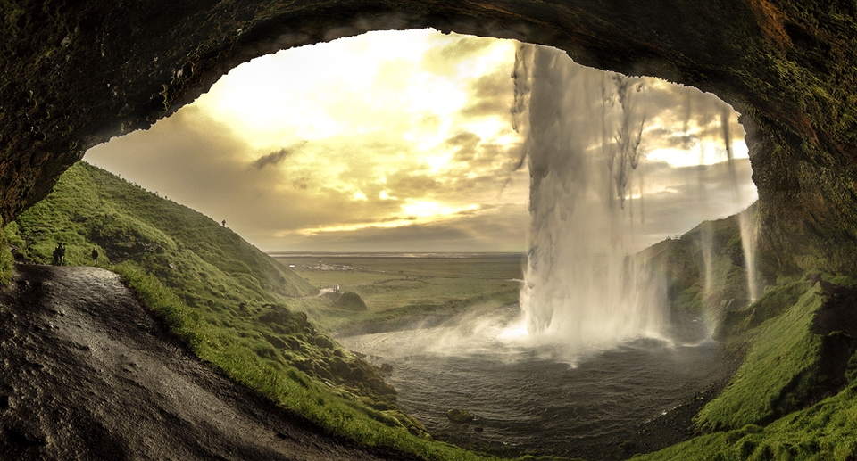 One of the reasons to go to iceland. It marks the limit of the Highlands.