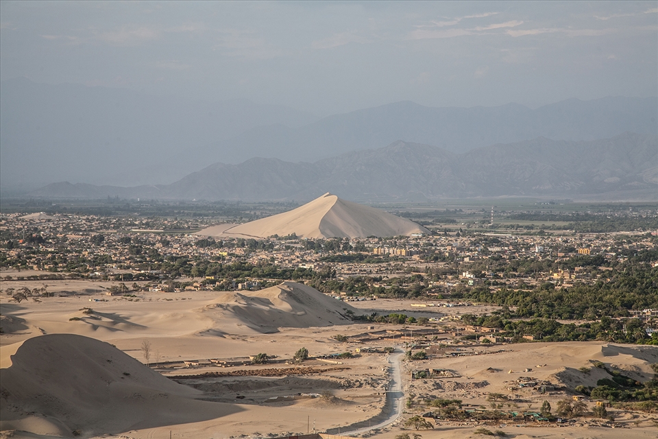 The road leading away from Huacachina.