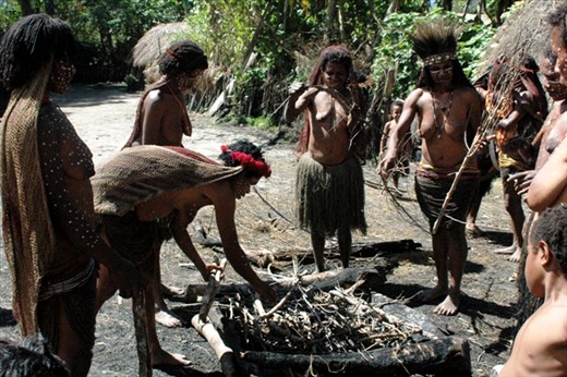 Papua women are working together prepared the fire to 