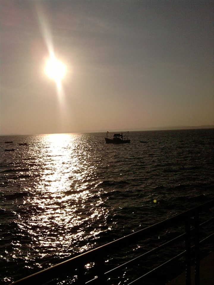 A lone fishing boat in the seas of Goa