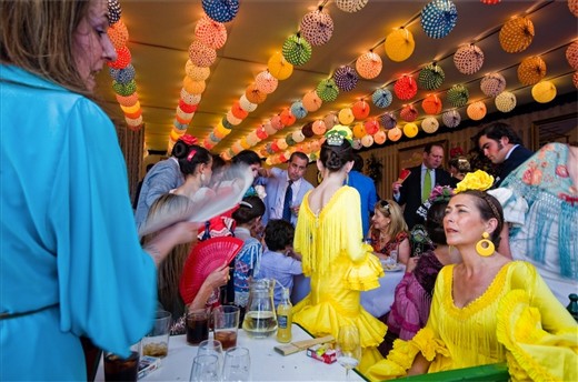 In the privates tends (Casetas) richest families of the city spend all the day fighting the worm temperature dancing Sevillana, eating and drinking with parents and friends.