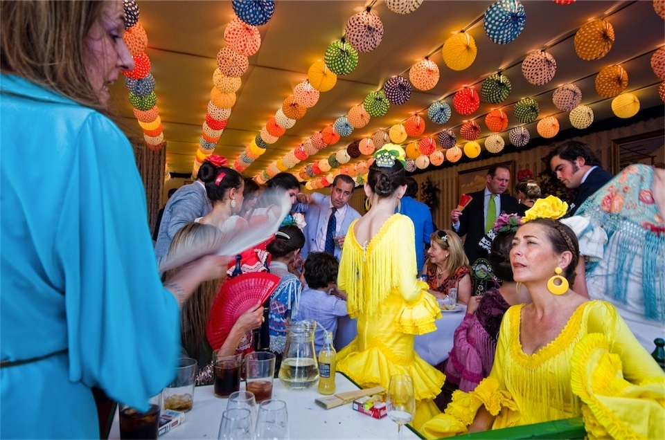 In the privates tends (Casetas) richest families of the city spend all the day fighting the worm temperature dancing Sevillana, eating and drinking with parents and friends.