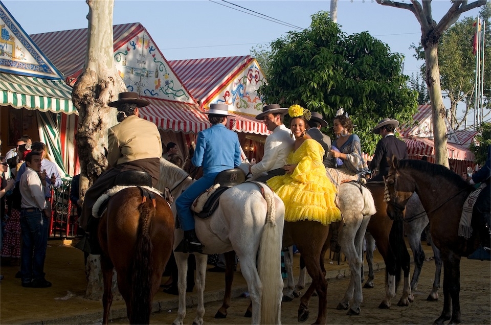 Outside tends, feria doesn’t stop, the atmosphere is engaging, music of Sevilliana vibrate in all the streets.
Los Caballeros and their mates with colourful dresses parade on horses from tend to tend.