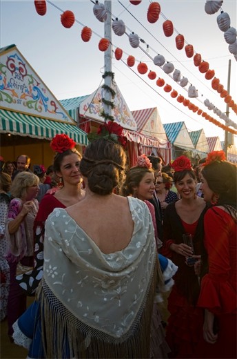 In the last hours of the day when the sun stop burn and the temperature is more acceptable, the women dress their flamenco dresses to get ready for dance all night long.
