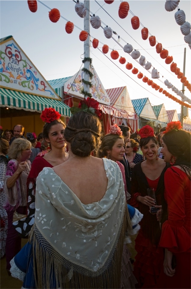 In the last hours of the day when the sun stop burn and the temperature is more acceptable, the women dress their flamenco dresses to get ready for dance all night long.
