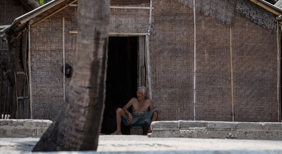 11:50 The old man takes some time to reflect on his life of being a seaweed farmer. He now has a hut he can call home