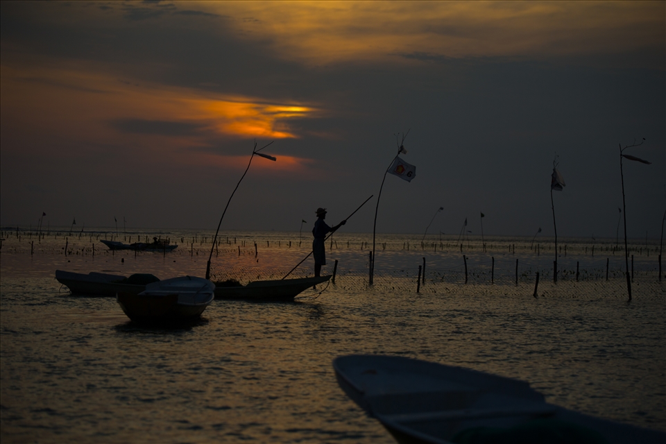 16:00 And the last of the seaweed farmers brings his boat load of seaweed in just as the sun starts to fade.