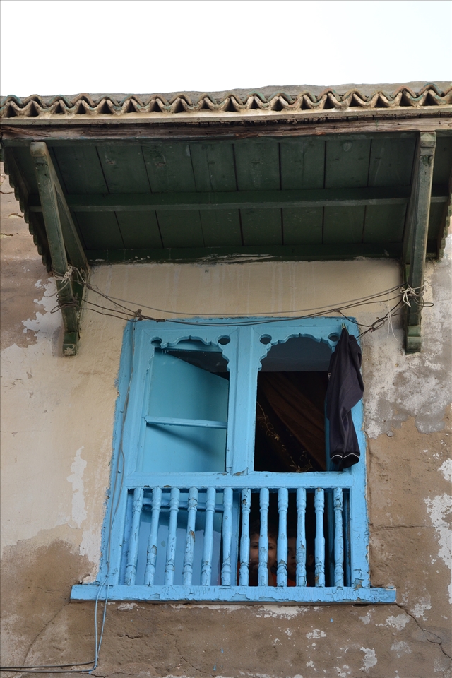 Two children a small street of the capital, spy wayfarers right from the balcony