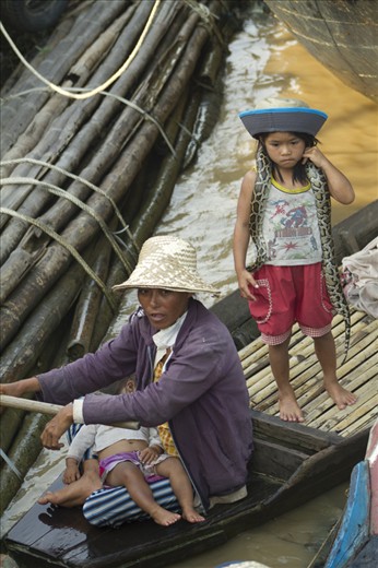 mother with her children to set sail