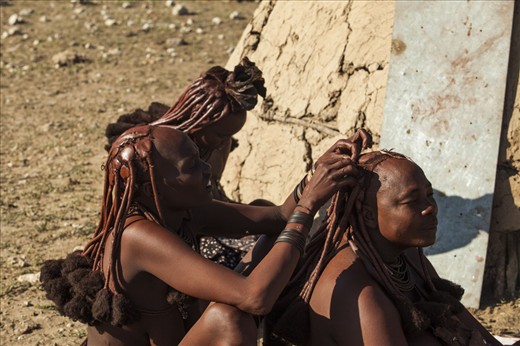 Even in mourning, Himba women pay attention to their appearance. Nowadays they use ready-made extensions clipped with clay, instead of hair collected from the men, as they used to do in the past. 