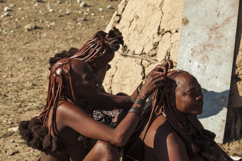 Even in mourning, Himba women pay attention to their appearance. Nowadays they use ready-made extensions clipped with clay, instead of hair collected from the men, as they used to do in the past. 