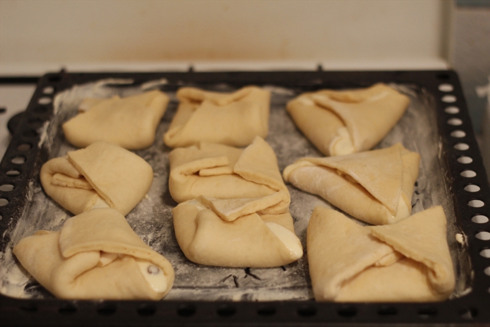 'The little envelopes' are all done. They are fashionably waiting to be taken to the next level, the oven.