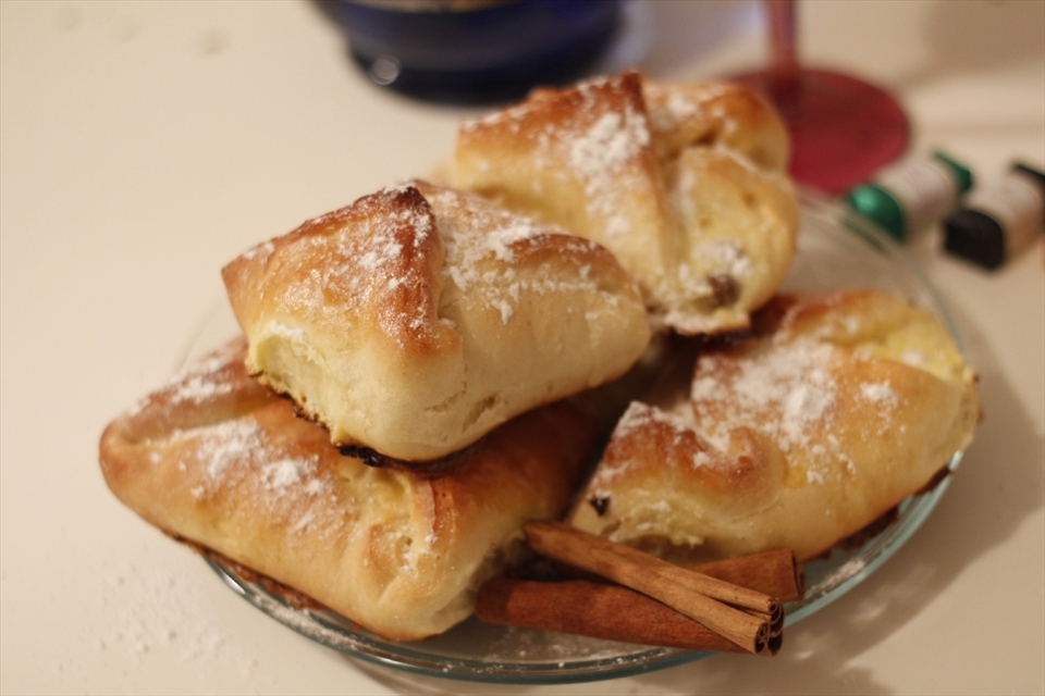 Final result: poale-n brâu cu brânză și stafide, as a Romanian would fully say. Serve them with milk or coffee, with your grandmother or friends. Make it count the experience.