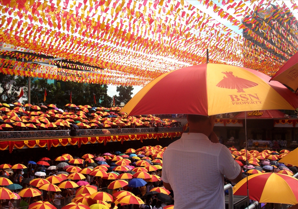 Silent 'panata' (vows) filled the promenade as each devotee cling to their faith
