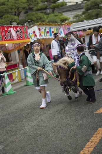 Even the children get involved. 