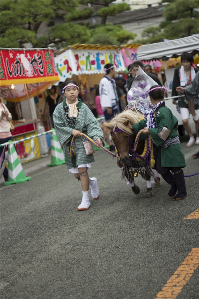 Even the children get involved. 