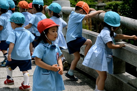 (3) In a nearby temple I encountered a group of schoolkids saying “ohayoo” (good morning) to the koi fish, and wondered if in 10 years time any of them would become geisha. In the 1800s many girls would be trained as “Maiko” from as young as 9, and would be taught elegant dances, how to play traditional Japanese instruments and “the art of conversation”. Nowadays, those who do choose to become a geisha start after they leave high school, with some even entering the profession as adults.