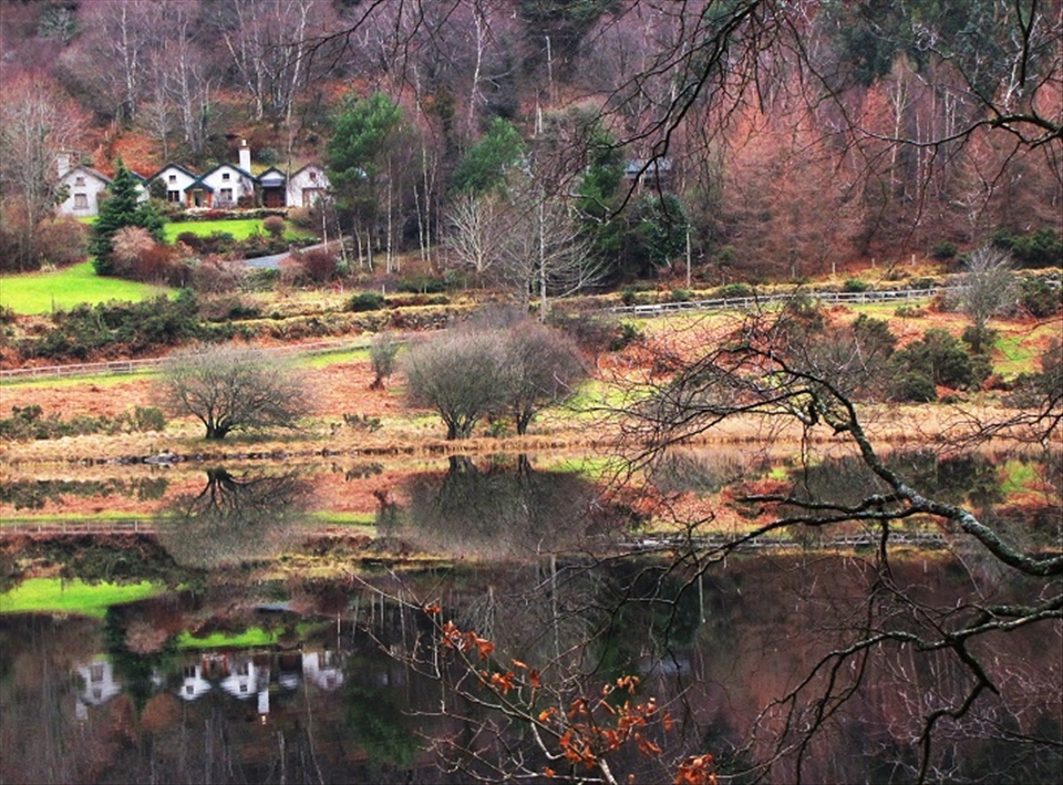 Known as the Green Island, the country faces other colors trough natural mirrors. 