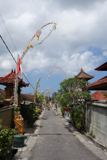 Elke familie maakte een versierde bamboepaal voor het Galungan feest