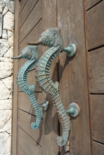 Ook de deurknoppen hebben hier een onderwaterthema