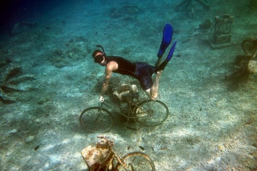 Het onderwaterfietsen vergt nog wat verdere oefening