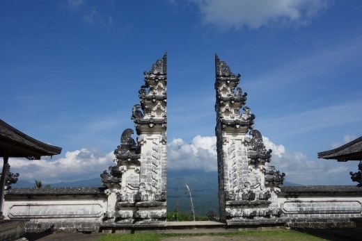 Toegangspoort met op de achtergrond (in wolken gehuld) Mount Agung, de hoogste berg / vulkaan op Bali