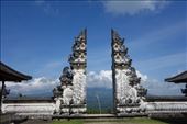 Toegangspoort met op de achtergrond (in wolken gehuld) Mount Agung, de hoogste berg / vulkaan op Bali: by irko_mirjam, Views[249]