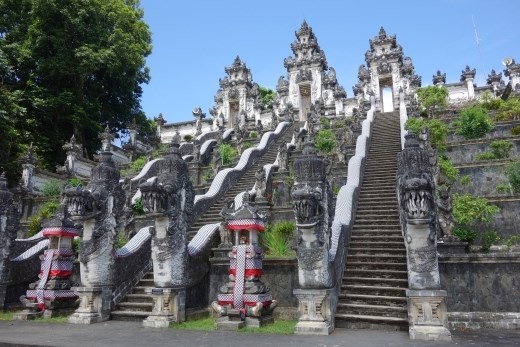 De drakentrap naar de eerste tempel, Pura Penataran Agung 