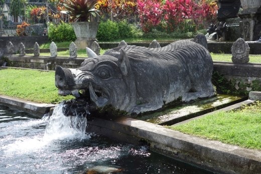 Een fontein in het waterpaleis Tirta Gangga