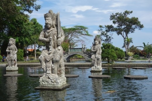 Beelden in de Mahabharata vijver in Tirta Gangga