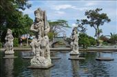Beelden in de Mahabharata vijver in Tirta Gangga: by irko_mirjam, Views[283]