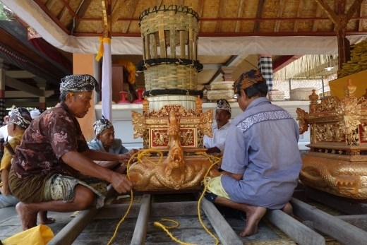 Voorbereidingen voor de belangrijkste volle maan ceremonie van het jaar in Tirta Empul