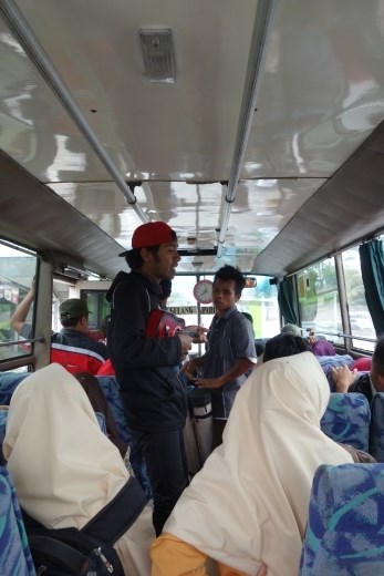 In Yogya staan vaak muzikanten op straathoeken bij stoplichten, maar hier springen er af en toe een stel in de bus voor een kort ritje