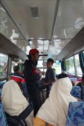 In Yogya staan vaak muzikanten op straathoeken bij stoplichten, maar hier springen er af en toe een stel in de bus voor een kort ritje: by irko_mirjam, Views[259]