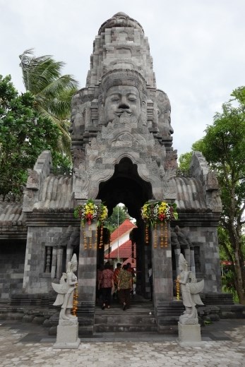 Poort naar het boedhistische Mendutklooster die mooi versierd was vanwege festiviteiten