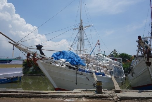 Een van de opgetaste oude schepen in de Kalimas haven