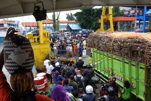 Drukte bij de aankomst van de ferry uit Madura